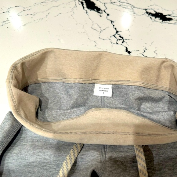 Vuori Women’s Vibe elevation legging size small - Picture 6 of 13